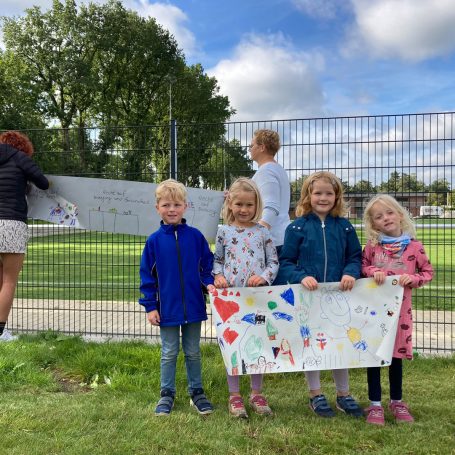 Kinder mit Plakaten