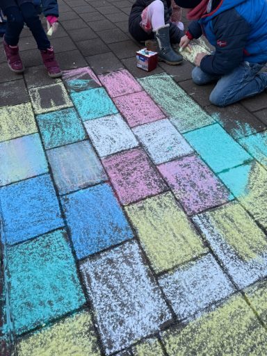 Auch die Straßen werden bunt angemalt