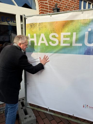Bürgermeister Schräer verewigt sich
